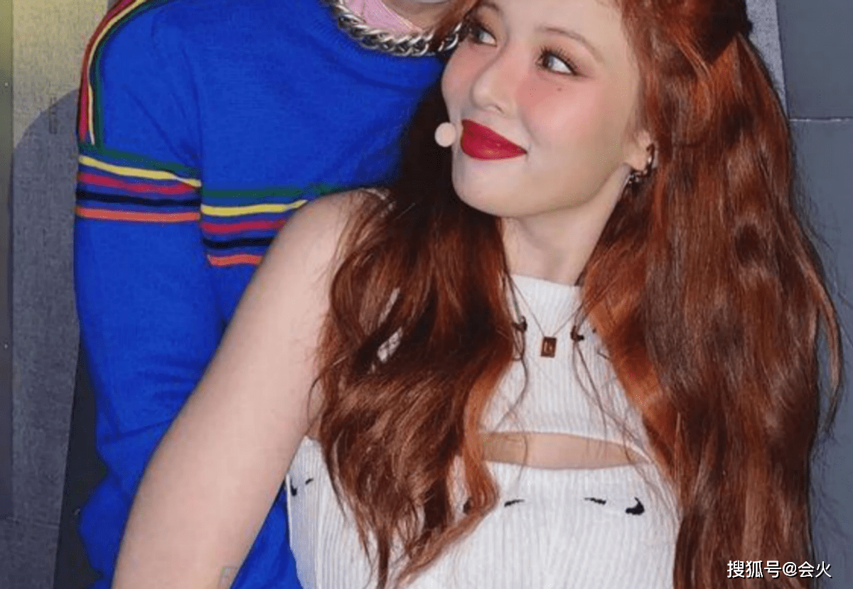 大包泫雅剪上万名牌包作衣服，大包仅留两块小布片，曾用袜子改成衣服