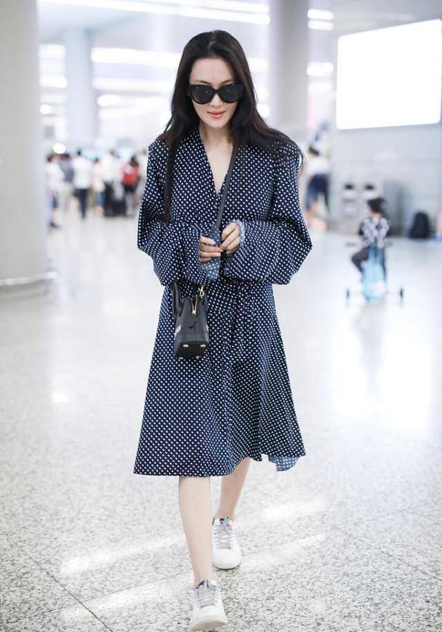 女子 长发的张馨予也挺霸气，穿长裙侧边开叉，坐着都看不出腰腹赘肉