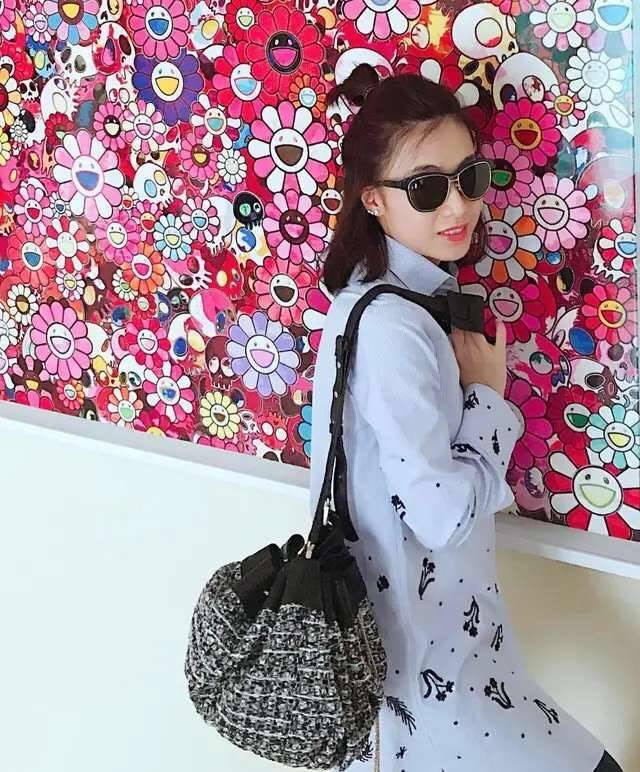 甘比 真正的富婆反而低调，甘比穿碎花连体裤扎丸子头，就像邻家小姐姐