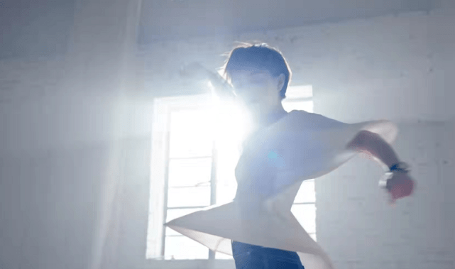 身姿 孙俪靠实力拿下顶奢代言！穿紧身裤轻松秀一字马，身姿轻盈哪像38