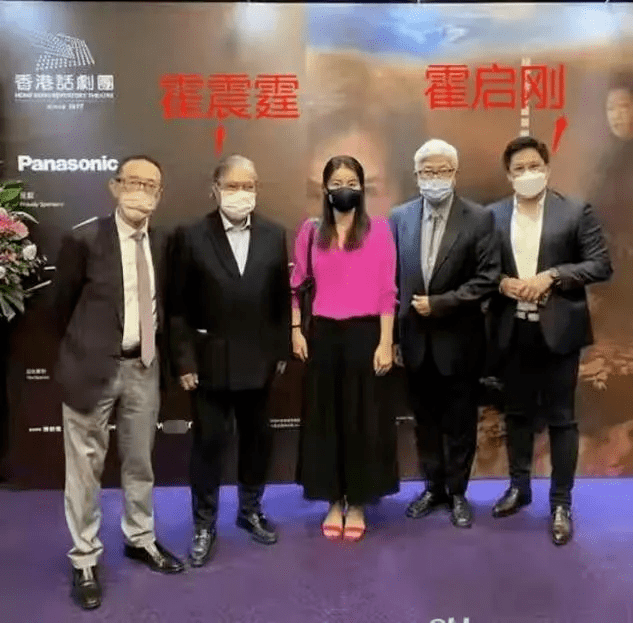 郭晶晶 郭晶晶真是豪门阔太典范！穿粉衬衫跟公公合影竟站C位，美成焦点