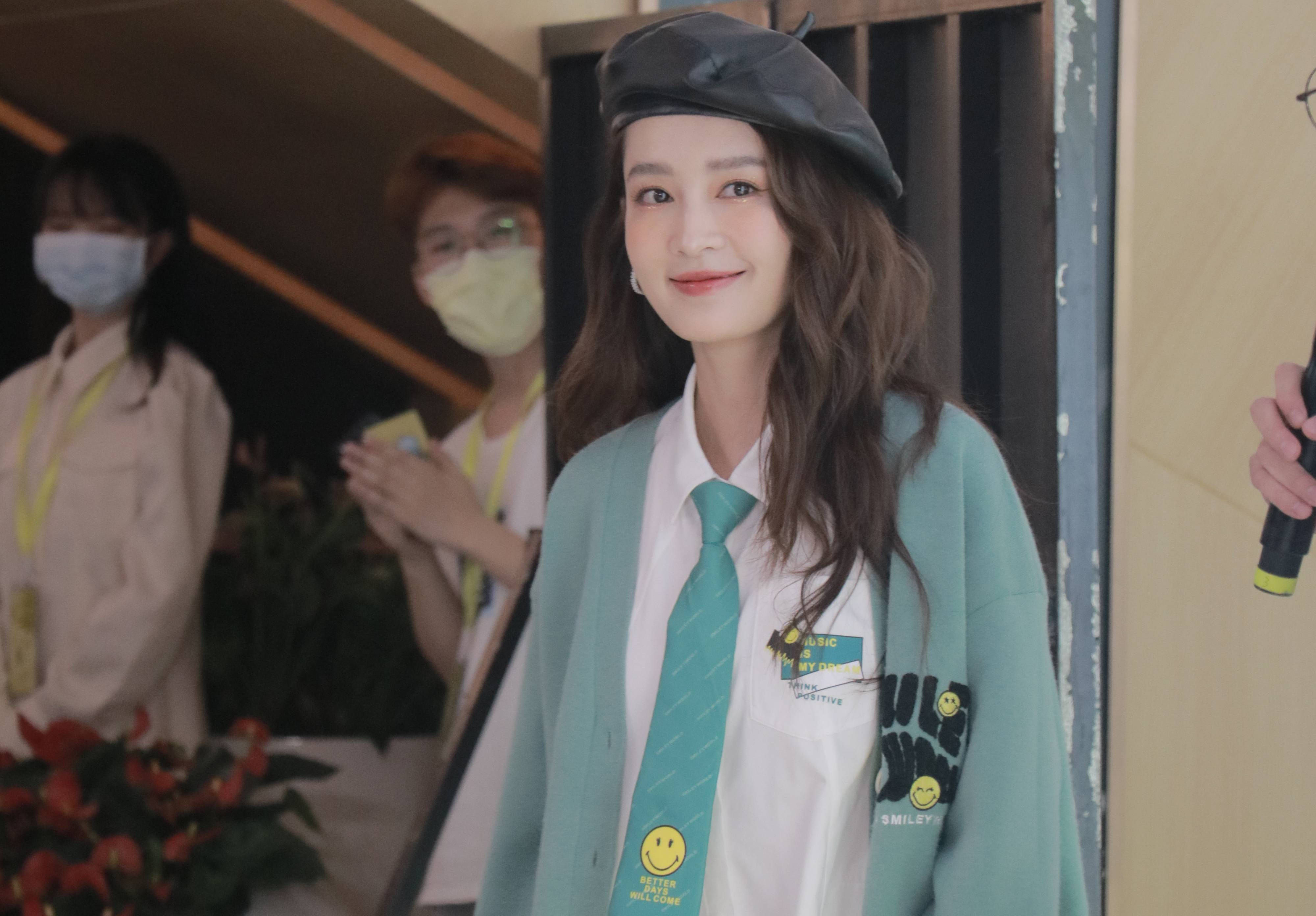 李沁贝雷帽搭薄荷绿针织衫造型 简约俏丽尽显温柔