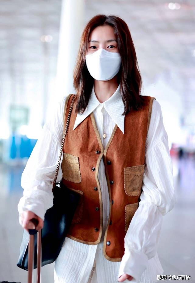 身材 刘雯穿小裙子参加闺蜜婚礼，配西部风马甲，娘man混搭很洋气