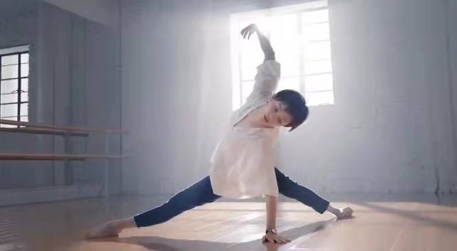 身姿 孙俪靠实力拿下顶奢代言！穿紧身裤轻松秀一字马，身姿轻盈哪像38