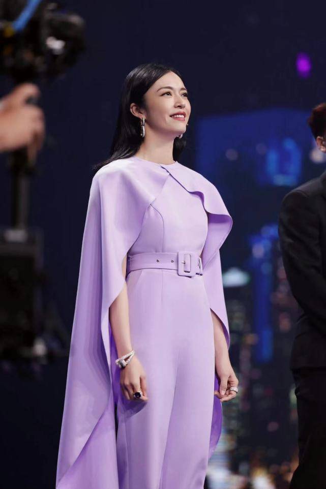 观众姚晨太敢穿了！活动造型亮眼，穿出熟龄女演员的典范