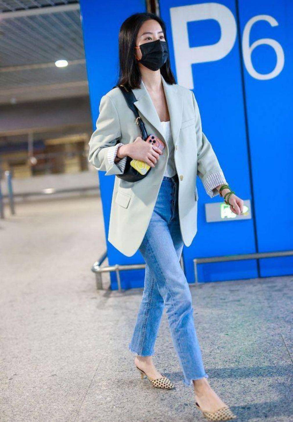 显得 杨采钰素颜装出现机场，穿浅绿色西服显少女，对肤色自信十足