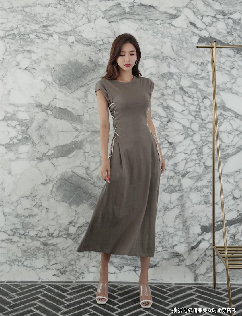 设计 简洁舒适的咖啡色连衣裙也能展现女性独特的魅力