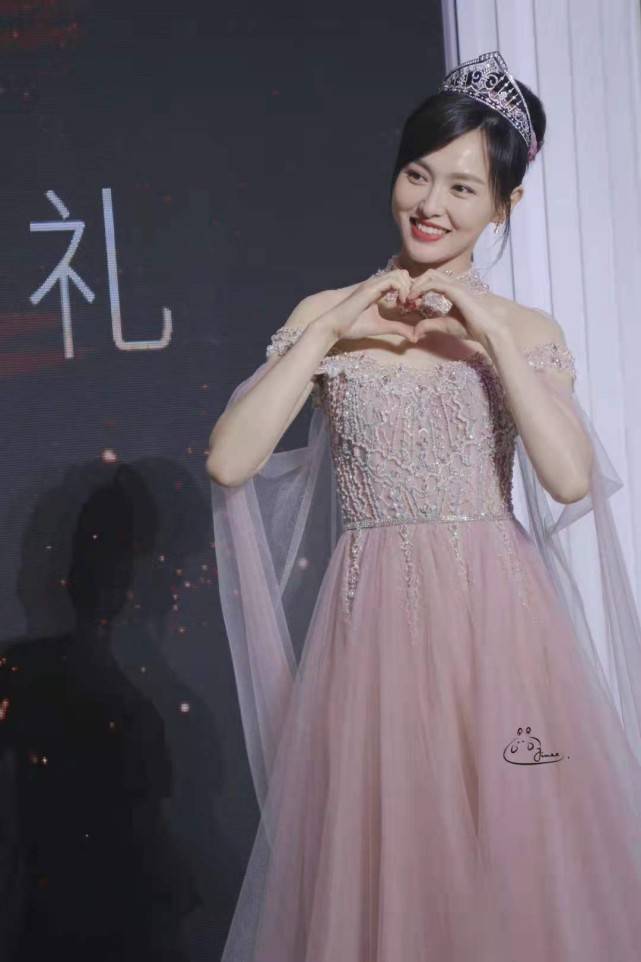 仙女 唐嫣真的是公主吧！穿碎钻仙女裙戴王冠贵气挡不住，幸福写在脸上