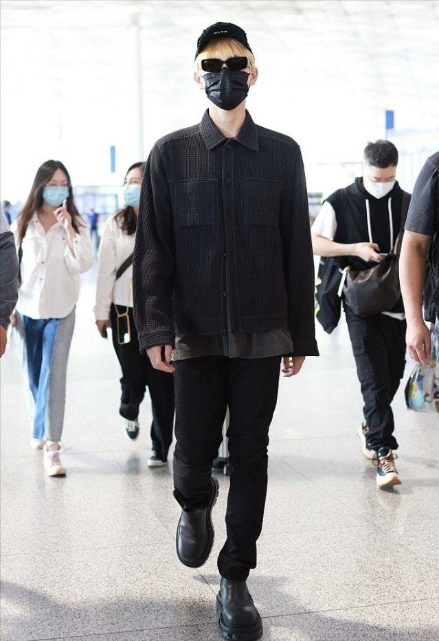 颜色 陈凯歌小儿子陈飞宇，私下穿着虽简单随性，但不缺时髦吸引力