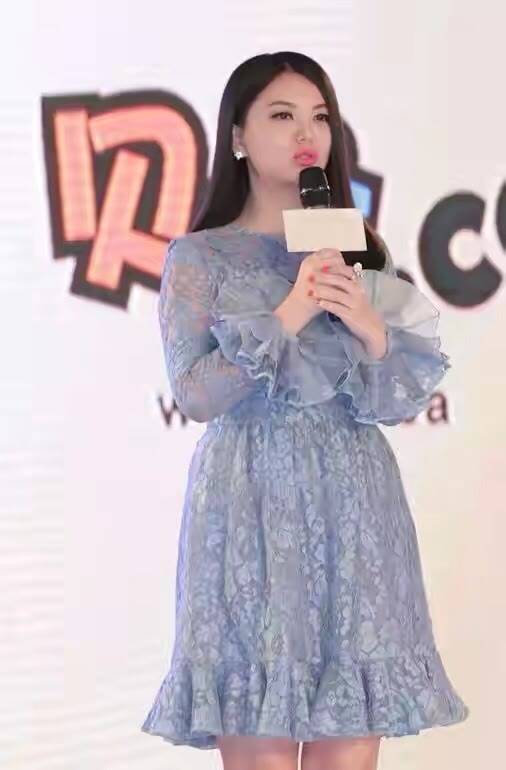 设计 李湘胖一点却挺耐看，穿一身薄荷绿连衣裙亮相，意外有了清新美