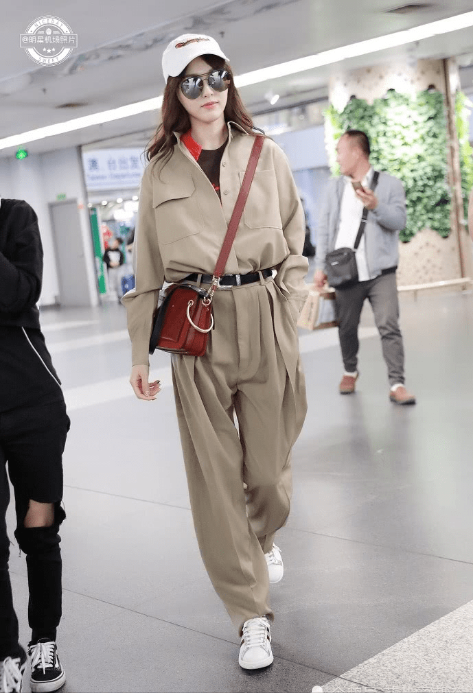 女士 唐嫣还是那么少女，条纹T恤配灰色休闲裤，简单搭配穿出时髦感！