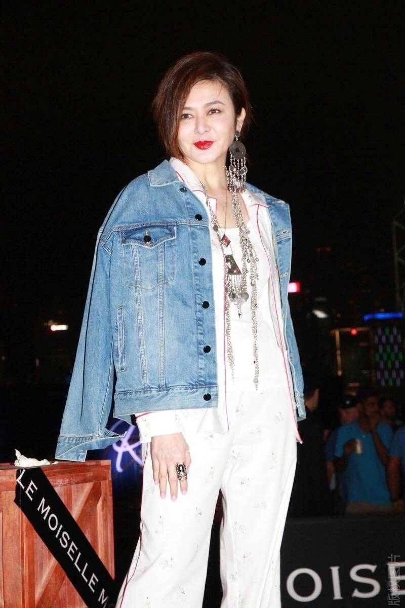 黑色 关之琳美人迟暮,穿绿色外套配黑色5分裤,有了“中年大婶”味道