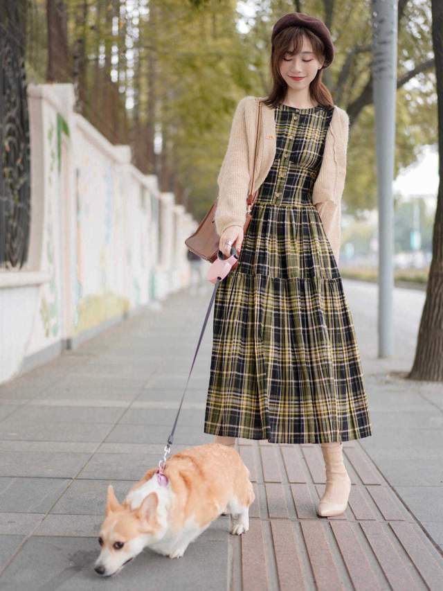 的作用 今秋怎么穿才漂亮？“格子裙+针织衫”简约洋气，美出了新高度