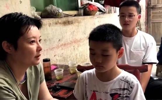 状态袁立罕见现身，没瘦身没修图，身材圆润出镜也大大方方没遮掩！