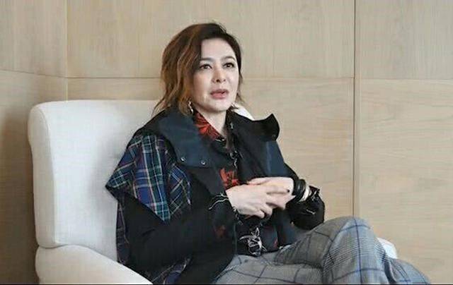 显得关之琳晒59岁庆生照，穿绿裙气质优雅，但滤镜这么重脸还是老的！