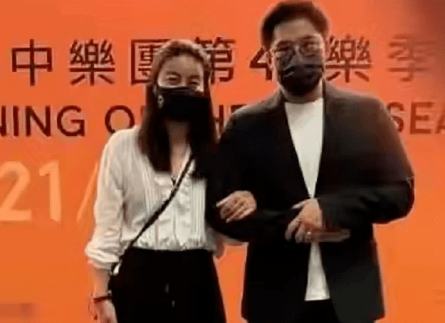 郭晶晶 郭晶晶真是豪门阔太典范！穿粉衬衫跟公公合影竟站C位，美成焦点