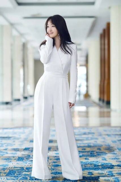 杨钰莹 50岁杨钰莹不愧是不老女神，穿粉西装少女感十足，好状态不输00后