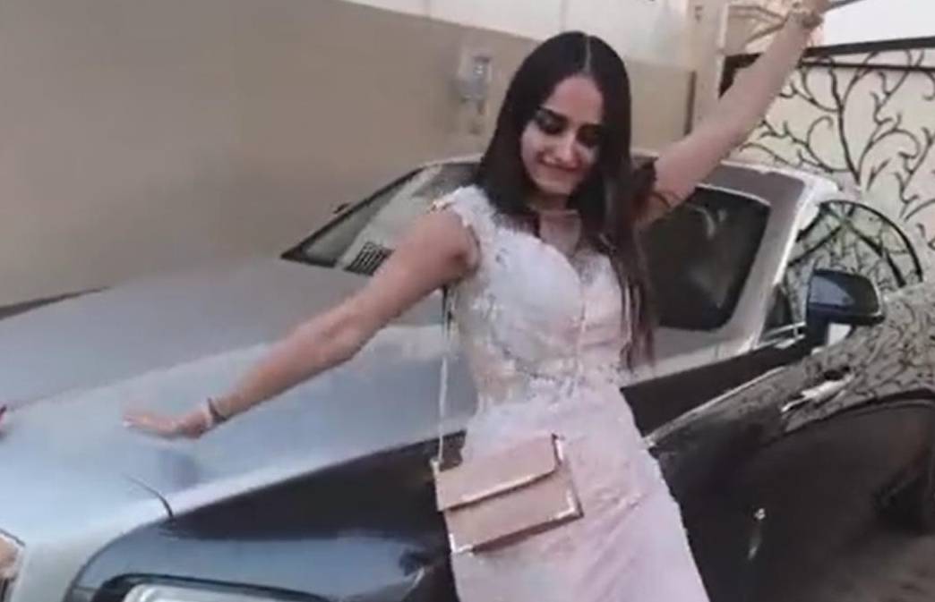 迪拜一男子送三辆劳斯莱斯为姐姐庆生 姐姐 你把咱家的矿卖了