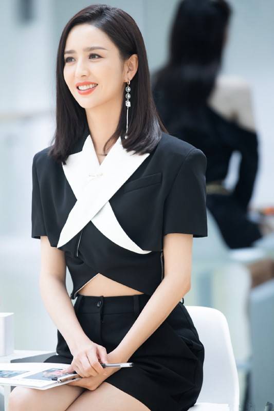 佟丽娅 佟丽娅罕见穿得这么招摇,穿“半截”西装配短裤,造型时髦又显高