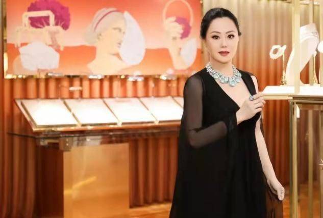 黑色 章小蕙真壕，戴的项链钻石一颗比一颗大，配黑色礼服贵妇范十足