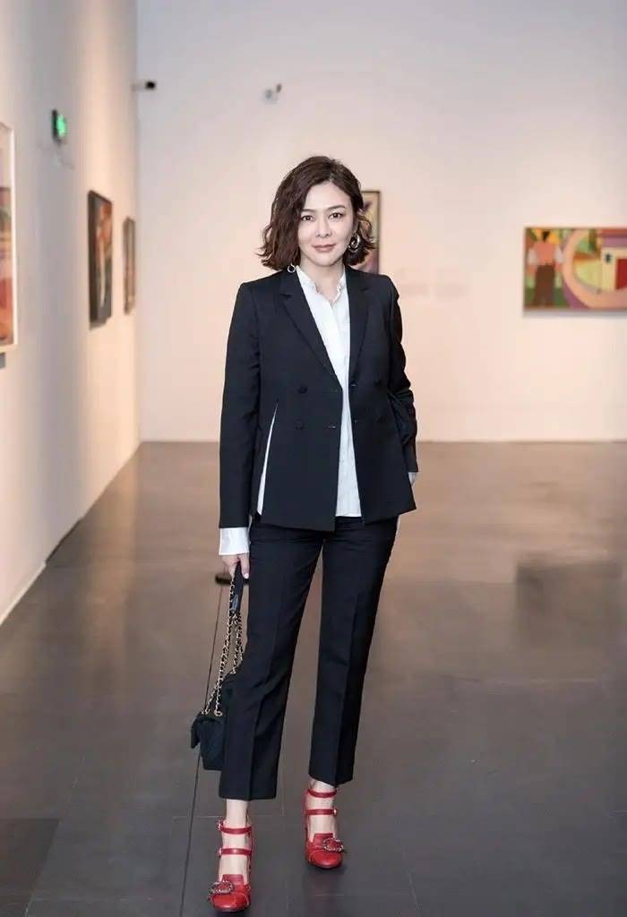 黑色 关之琳美人迟暮，穿绿色外套配黑色5分裤，有了“中年大婶”味道