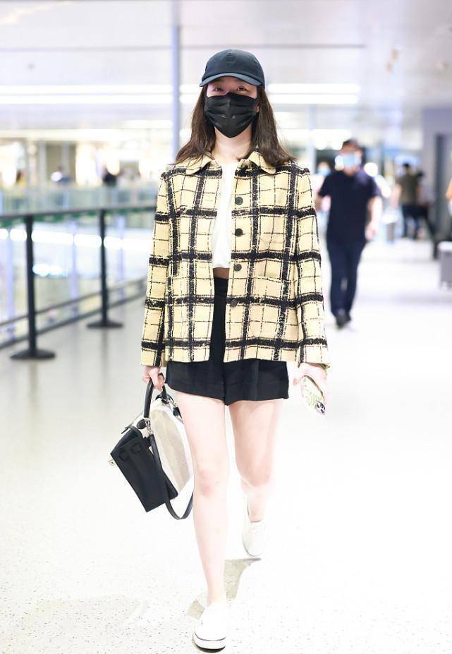 条纹 杨采钰真懂经典的美感，格纹条纹穿出轻奢感，气质高级又文艺