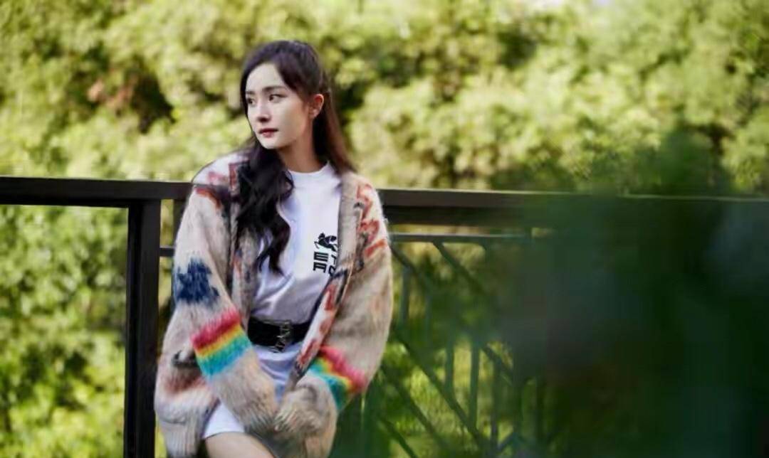 棕色 杨幂晚秋穿搭，长款涂鸦针织衫搭配束腰白T恤，全是穿搭小心机