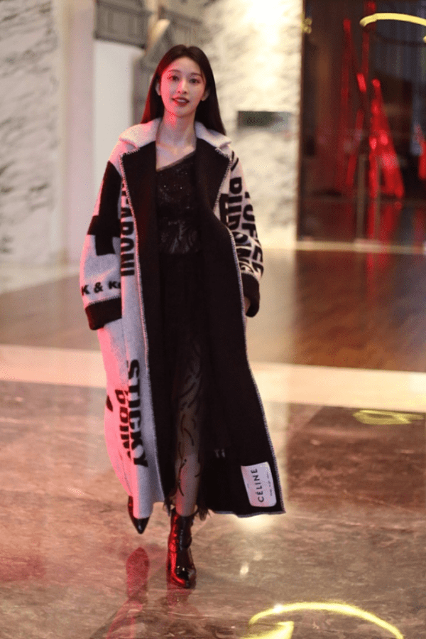 黑色 张俪169cm的身高真没浪费，超长大衣都完美驾驭，一般人都不敢穿