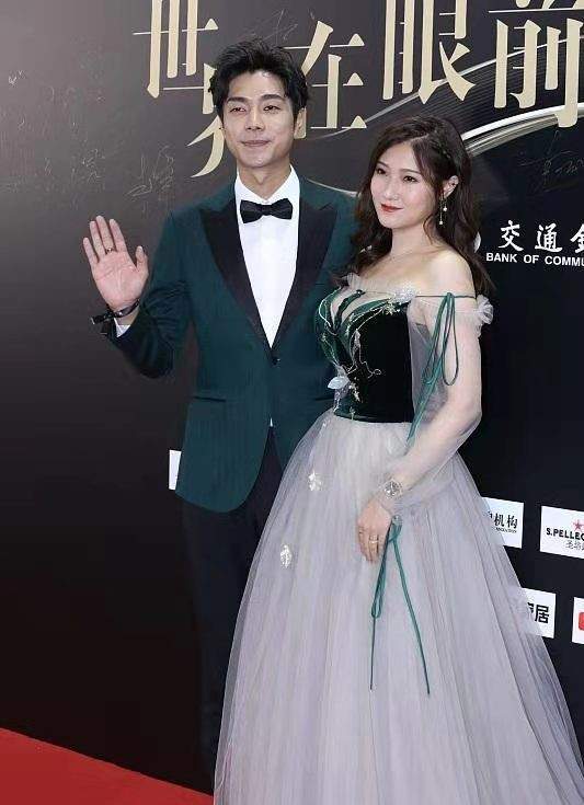 偶像 袁成杰夫妇罕见走机场，他打扮精致偶像包袱重，妻子穿睡衣太真实