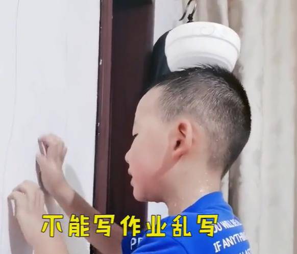 网友|四川儿子幼儿园抓人，妈妈为让他改掉习惯罚他顶碗抓墙，网友笑喷