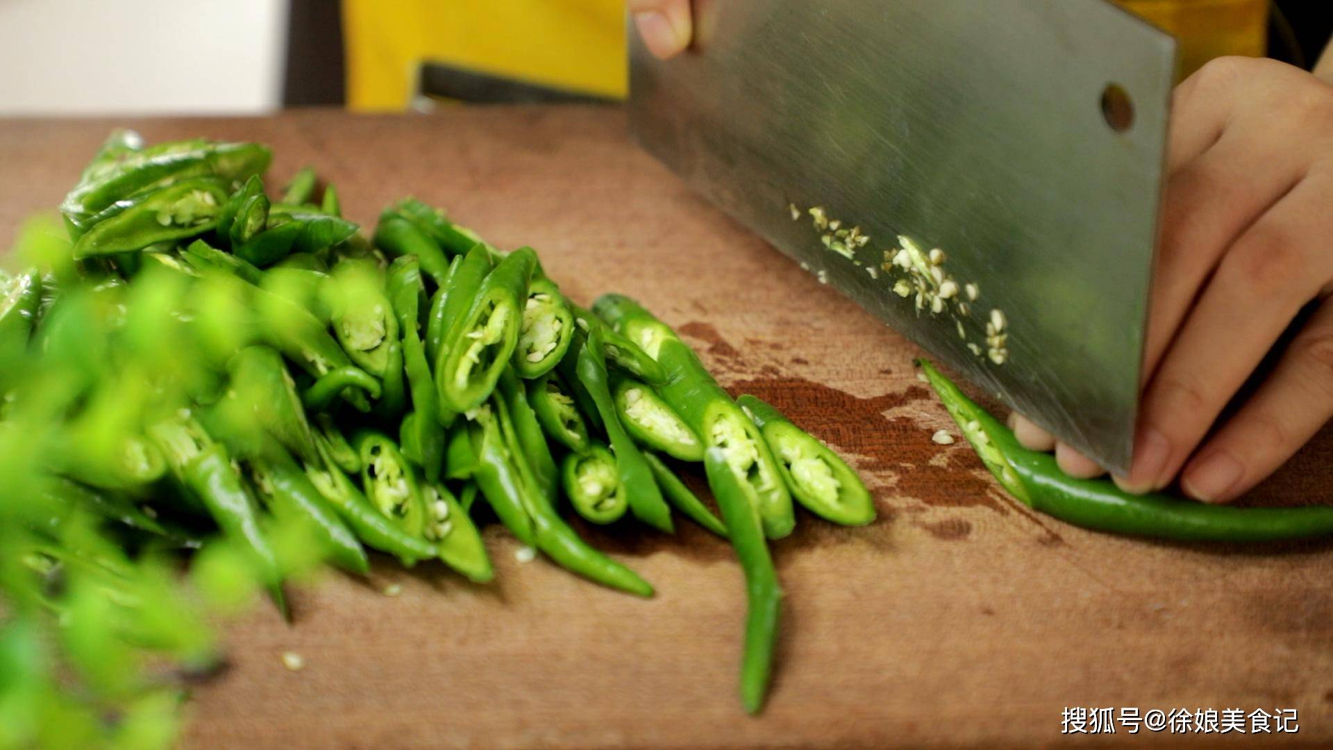 做法|做农家小炒肉，先炒辣椒还是先炒肉？大厨教你正确做法，香辣下饭