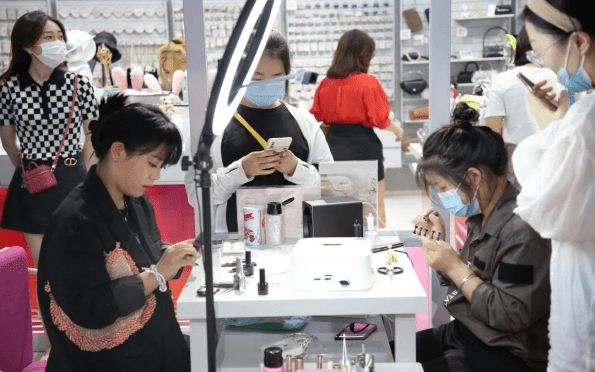 个性潮流名品，国潮美妆，看这里，HAPPY STATION全国首店开业