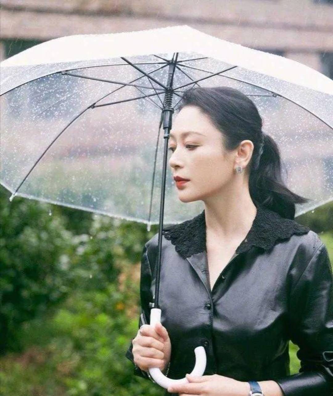 黑色 陈红不愧是“最美貂蝉”，穿黑色连体裤风韵犹存，配绿珠宝好惊艳
