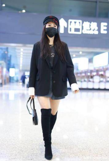 短裙 伊能静扮嫩成功，一套黑西服配小短裙，走在机场如同年轻小姑娘