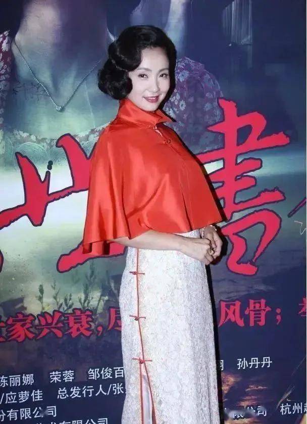 陶虹 陶虹的气质很美很柔，曲线外形也不差，这身材穿旗袍真的很完美！