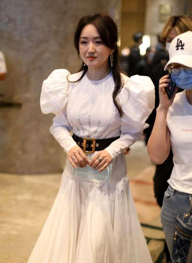 颜色 50岁杨钰莹不肯优雅老去，还穿泡泡袖公主裙扮少女，气质确实不错