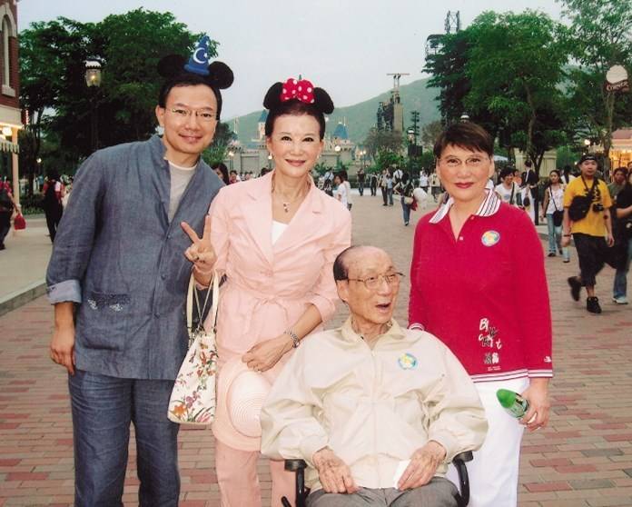 原创77岁白韵琴与小15岁老公秀恩爱当众牵手秀恩爱已携手走过32年