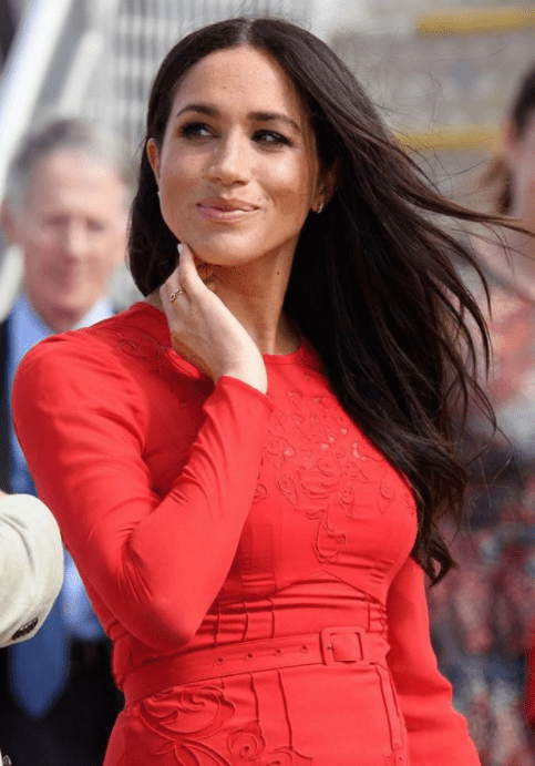 她是欧洲第一位黑人王妃42岁自信嫁小11岁王子比梅根讨人喜欢