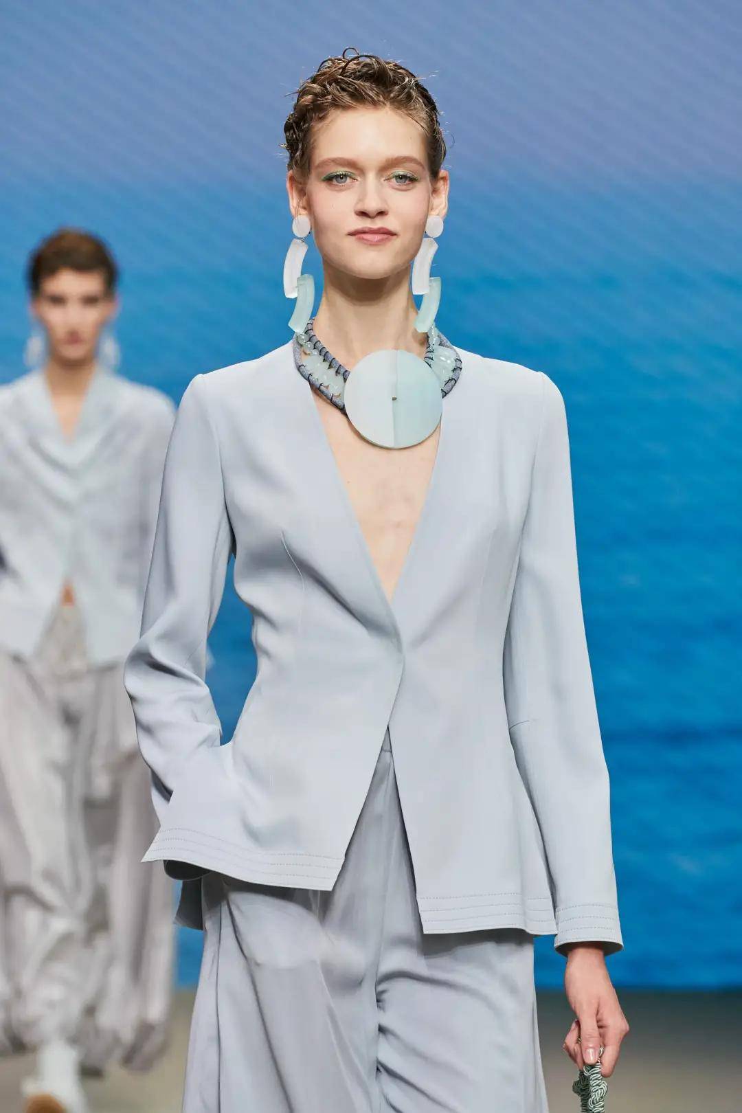 Armani 41岁创业，Armani用46年建成了这个举世无双的时尚帝国