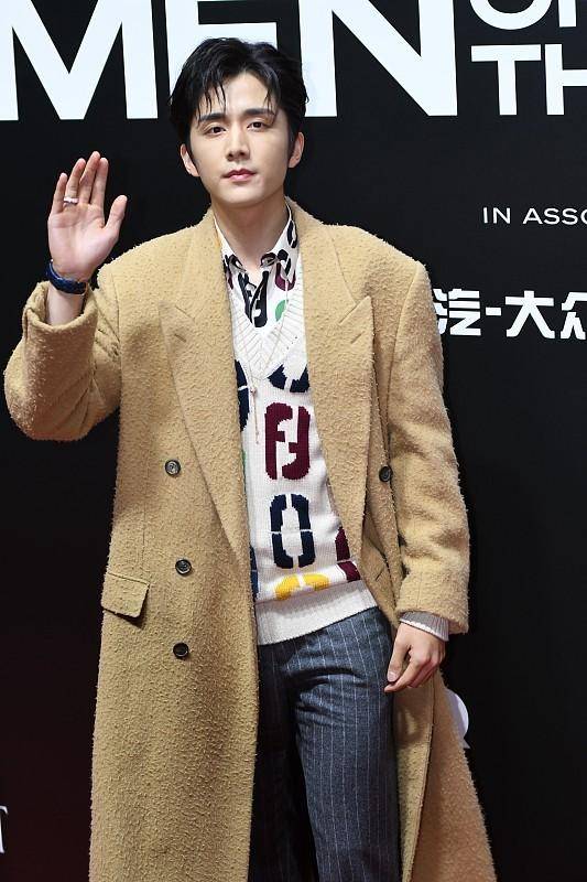 张新成 张新成米色毛衣配眼镜,宛如“温柔学长”,微微一笑真挺撩人