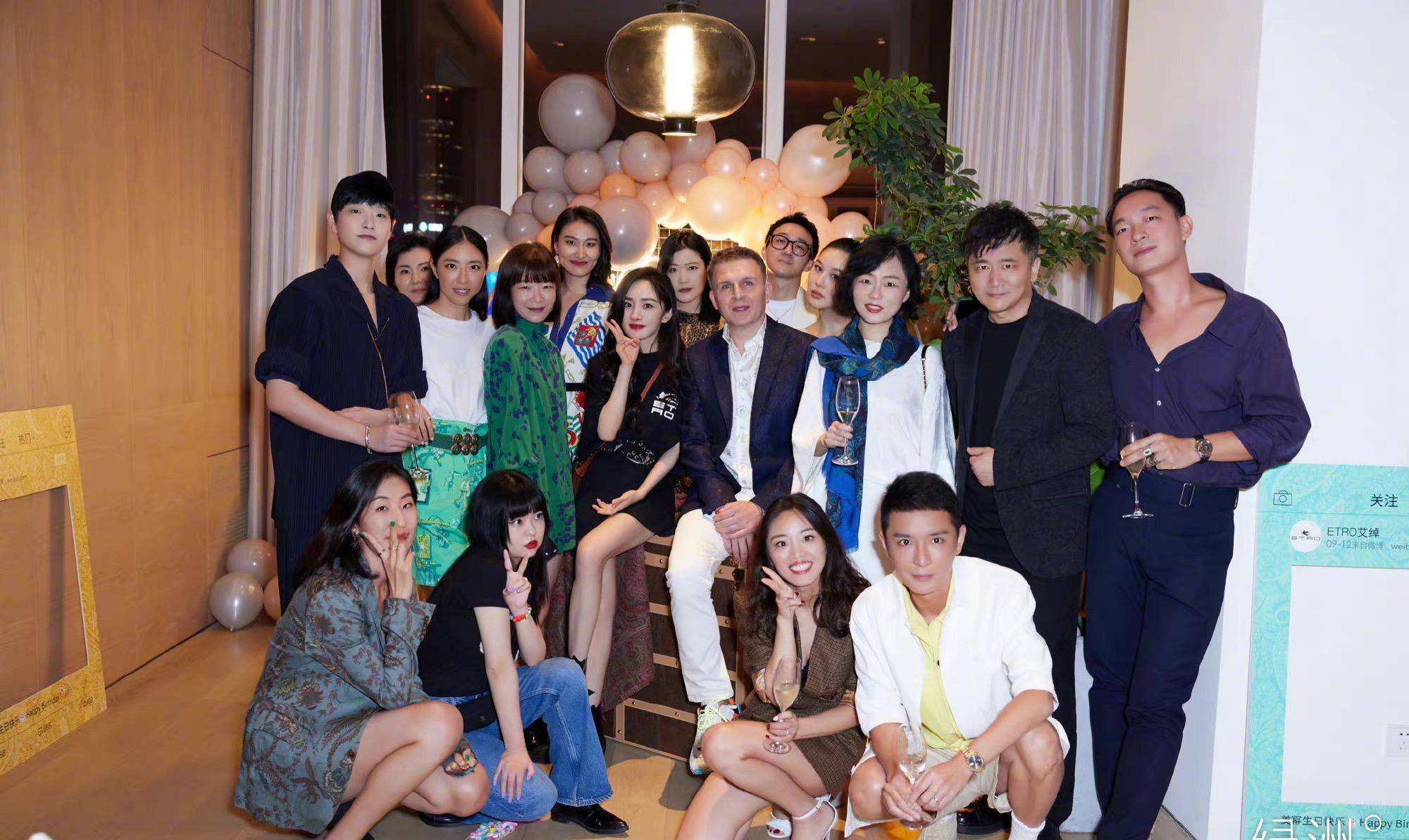 棕色 杨幂晚秋穿搭，长款涂鸦针织衫搭配束腰白T恤，全是穿搭小心机