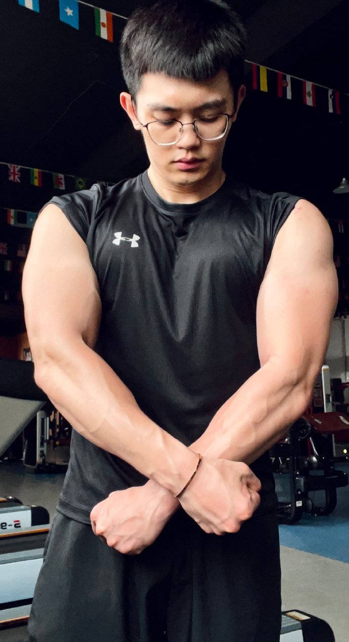 原创178cm眼镜小哥每次进健身房都练到炸裂胸肌明显手臂健壮
