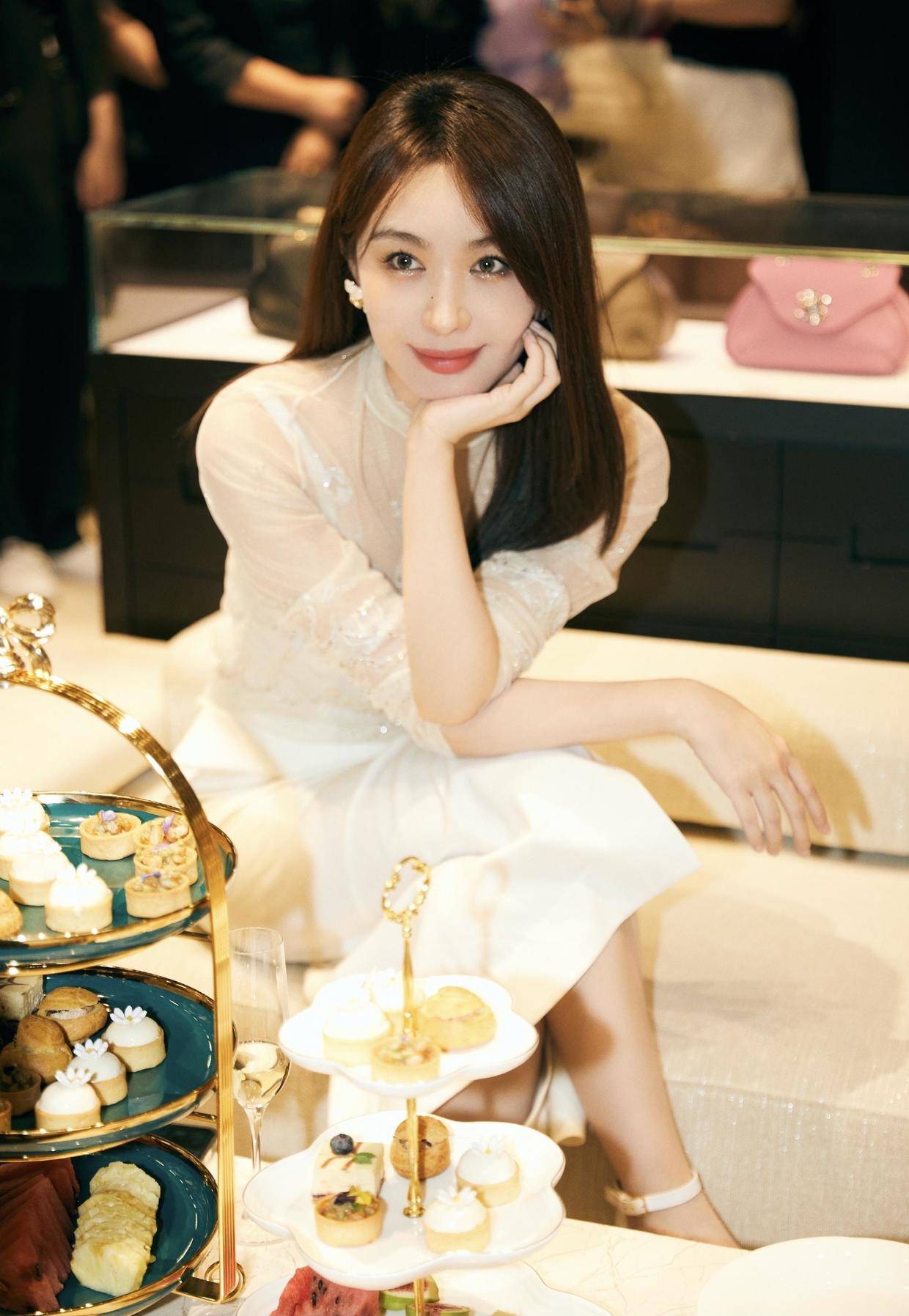 looks 李菲儿气质开挂了!穿薄纱短上衣搭白色半身裙,虽然简约但很精致