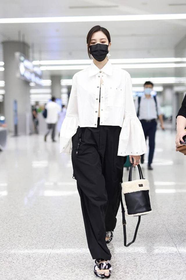 身材 宋妍霏够大胆，穿衬衫只系一粒纽扣，配条高腰裤展露完美身材