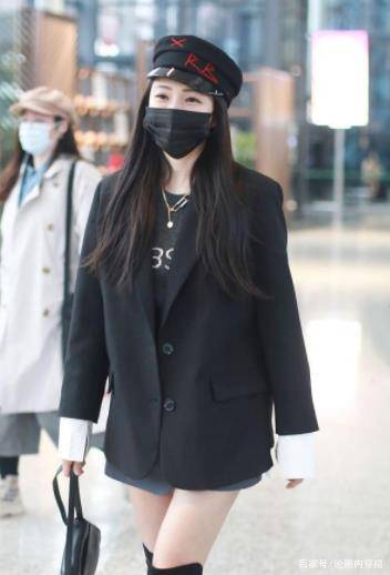 短裙 伊能静扮嫩成功，一套黑西服配小短裙，走在机场如同年轻小姑娘