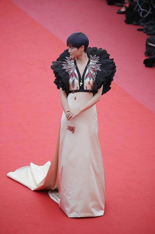 黑色 李宇春风格改变真大,短发配上“耀眼裙”,终于有点女人味了