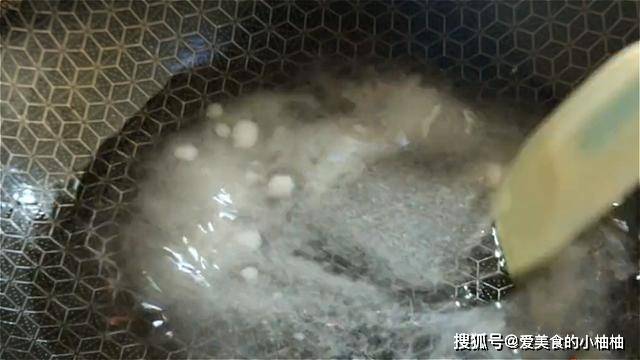 做法|花生米加2个鸡蛋,没想到这么好吃,外酥里脆,当零食下酒都可以