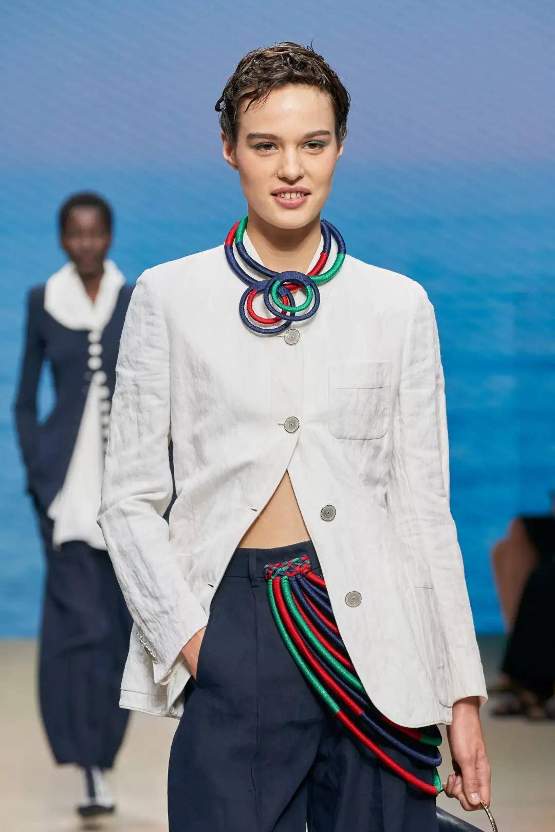 Armani 41岁创业，Armani用46年建成了这个举世无双的时尚帝国