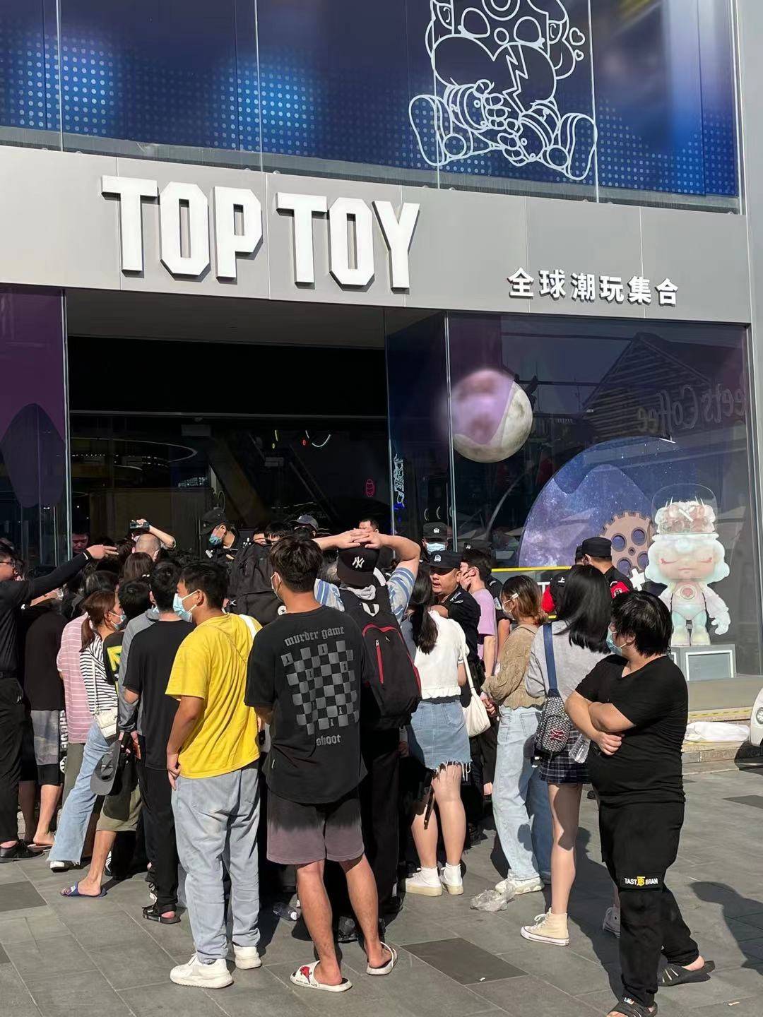 凌晨就開始排隊潮玩店toptoy杭州湖濱88店盛大開業