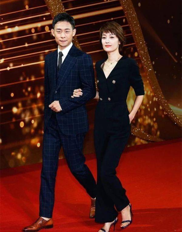 粉色 马伊琍气质真独特，T恤配阔腿裤就能穿出高级感，不愧是气质女神